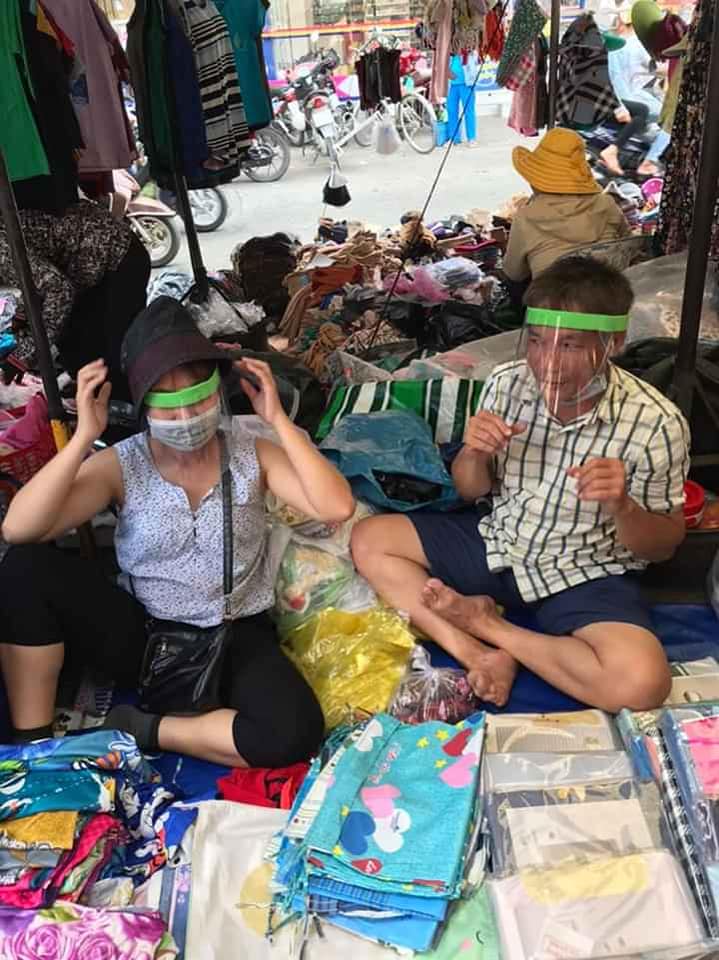 Hoc mon market hands out visors to stall owners