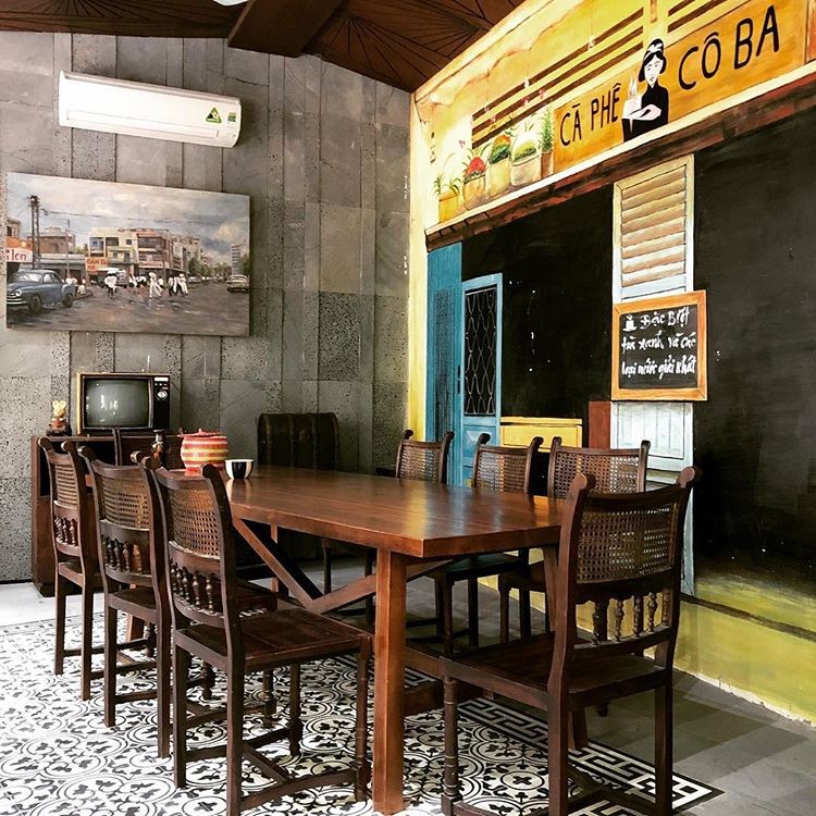 co ba dong khoi rooftop café tables