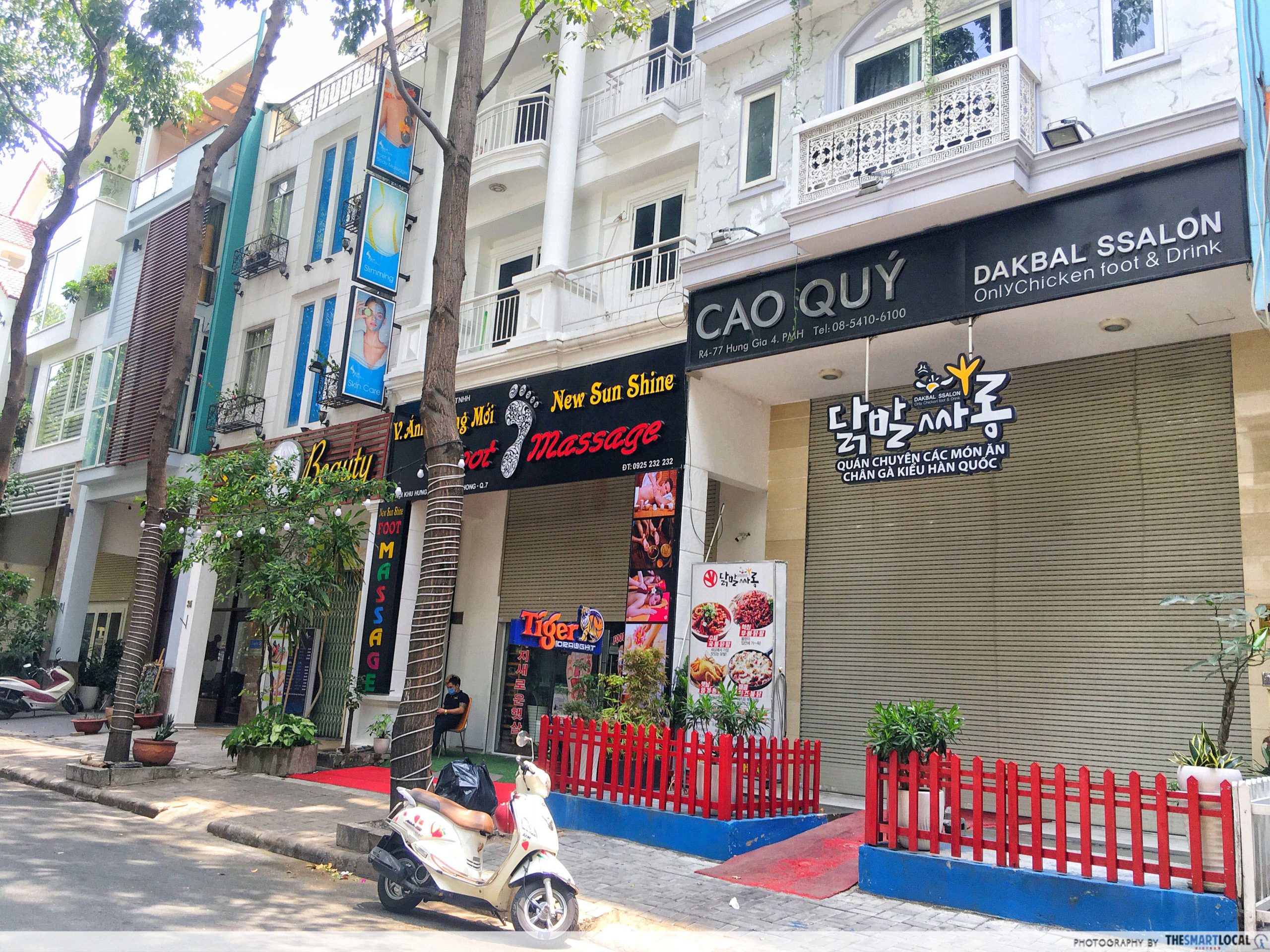 Shops closed down in Phu My Hung