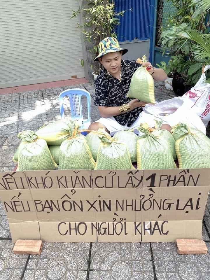 Saigonese hands out free food