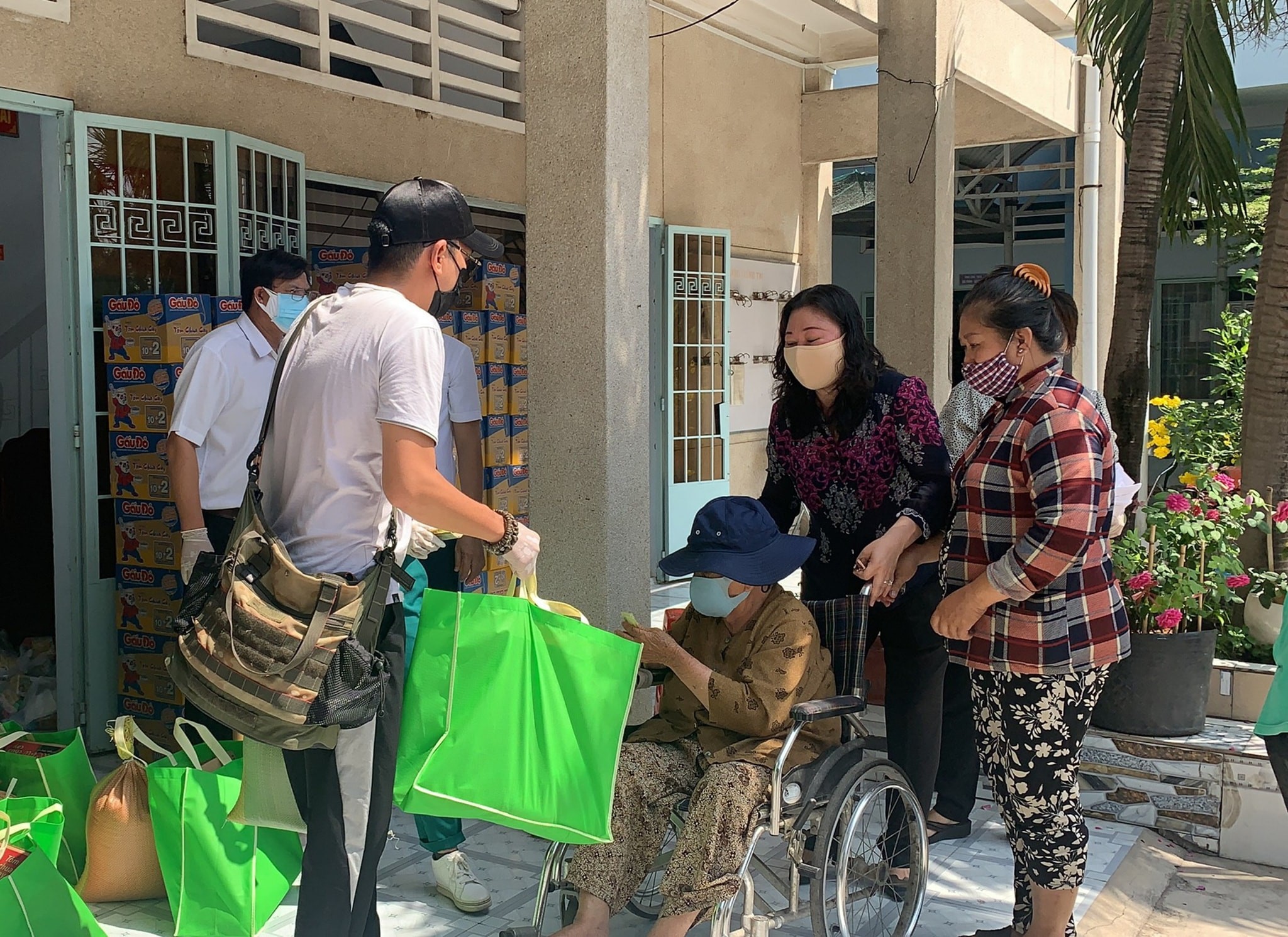 Vietnamese help lottery ticket sellers
