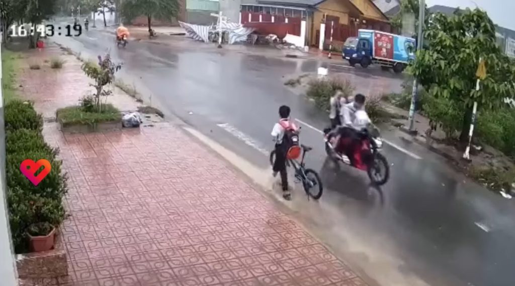 Vietnamese Student Spotted Unclogging Street Drainage Openings