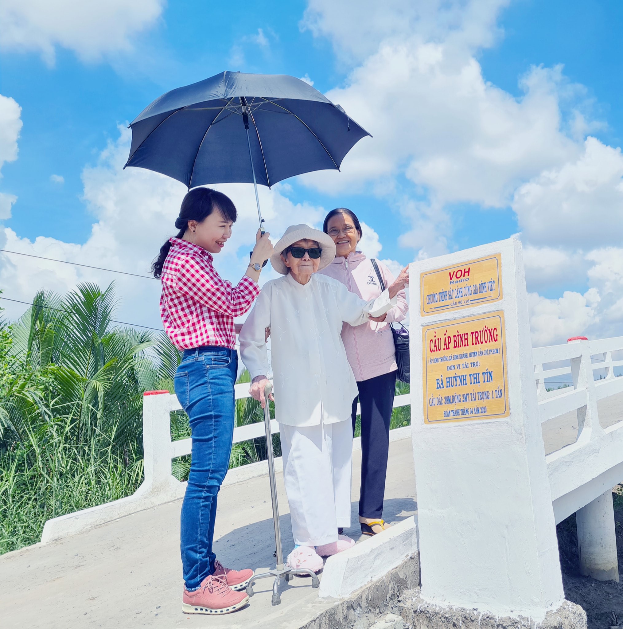 Vietnamese woman build bridges