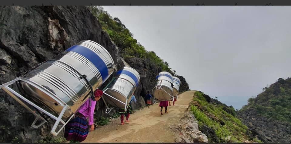 vietnamese grannies carry water tanks
