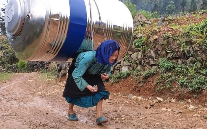 vietnamese grannies carry water tanks