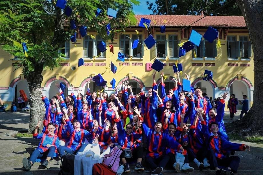 Vietnam 2020 graduation_students cap and gown