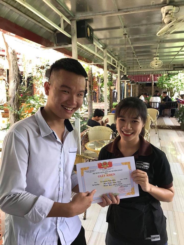 vietnamese student showing off average score with a coffee house staff
