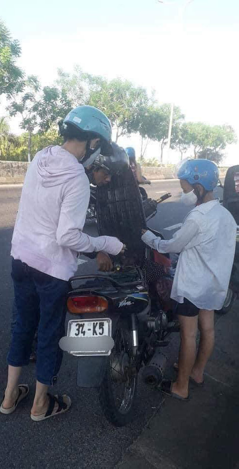 Vietnamese man offers gasoline to stranger_removing gasoline from his own motorbike