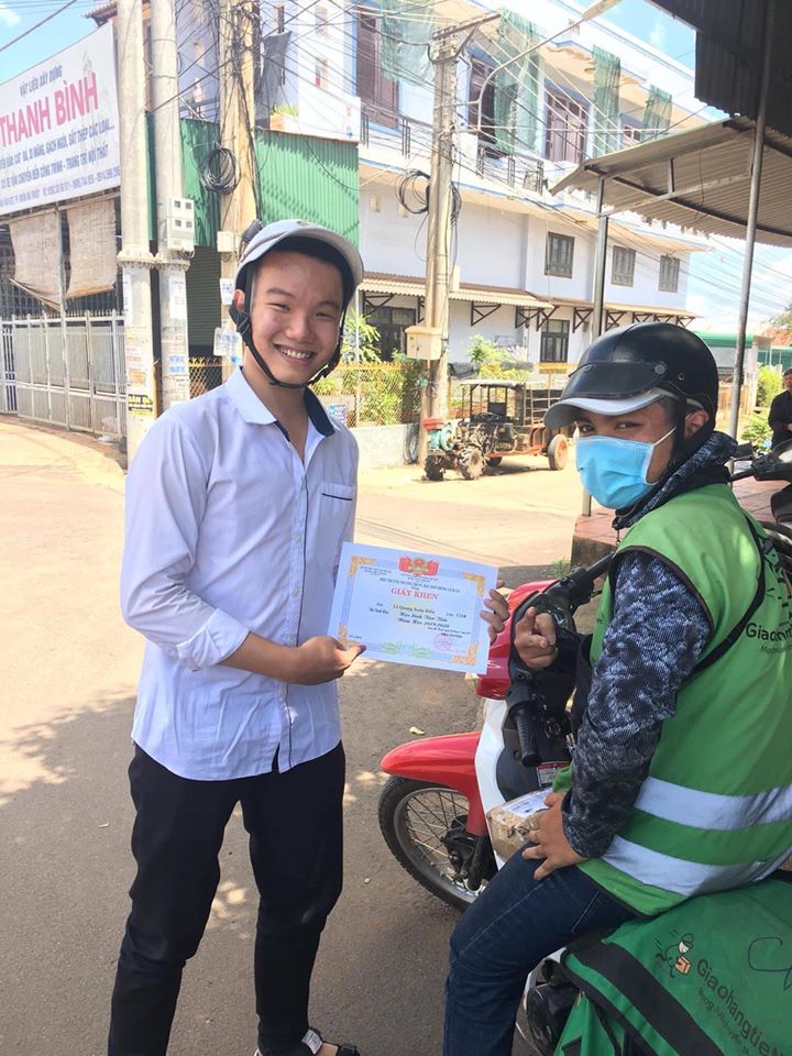 vietnamese student showing off average score with shipper