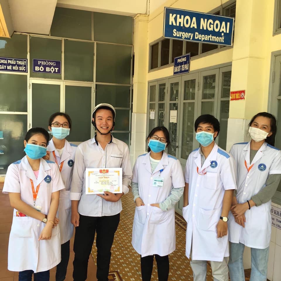 vietnamese student showing off average score with doctors