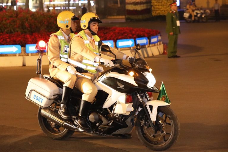 12-traffic-rules-to-know-before-you-hit-the-road-in-vietnam-so-you-can