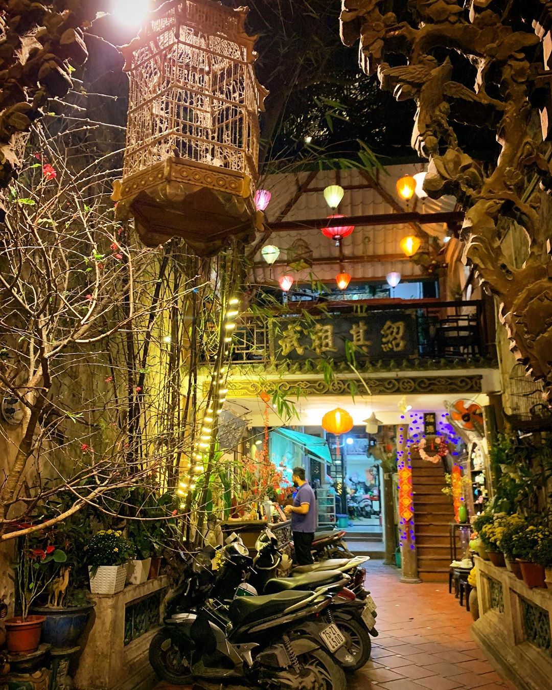 tourist cafes hanoi