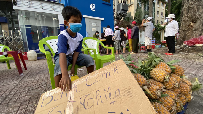 Saigon boy helps people_free pineapples