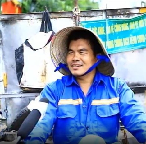 Vietnam trash collectors return gold & cash_Tuan
