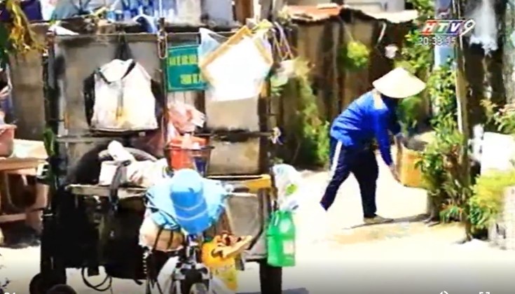 Vietnam trash collectors return gold & cash