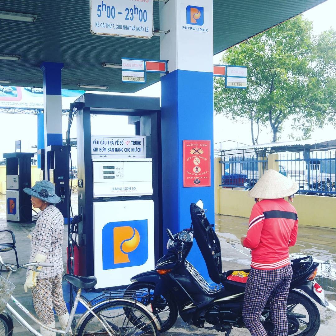 scams in Vietnam - rigged gas station