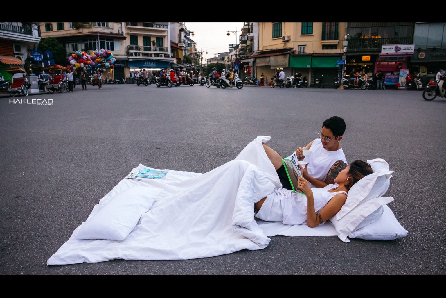 vietnamese-couple-takes-intimate-wedding-photos-on-hanoi-streets