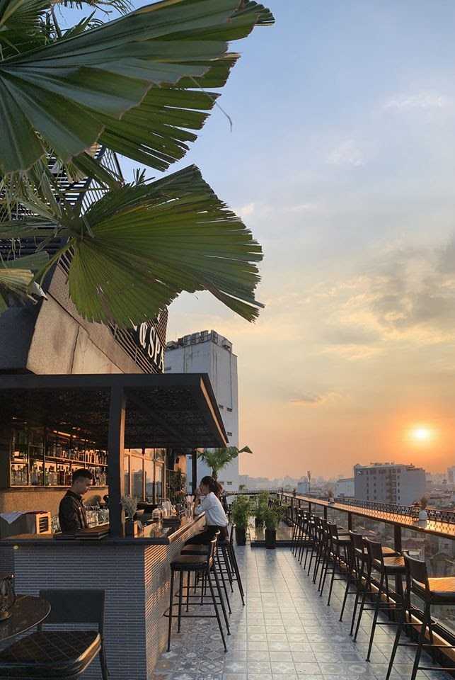 hanoi rooftop bars - deli sky bar
