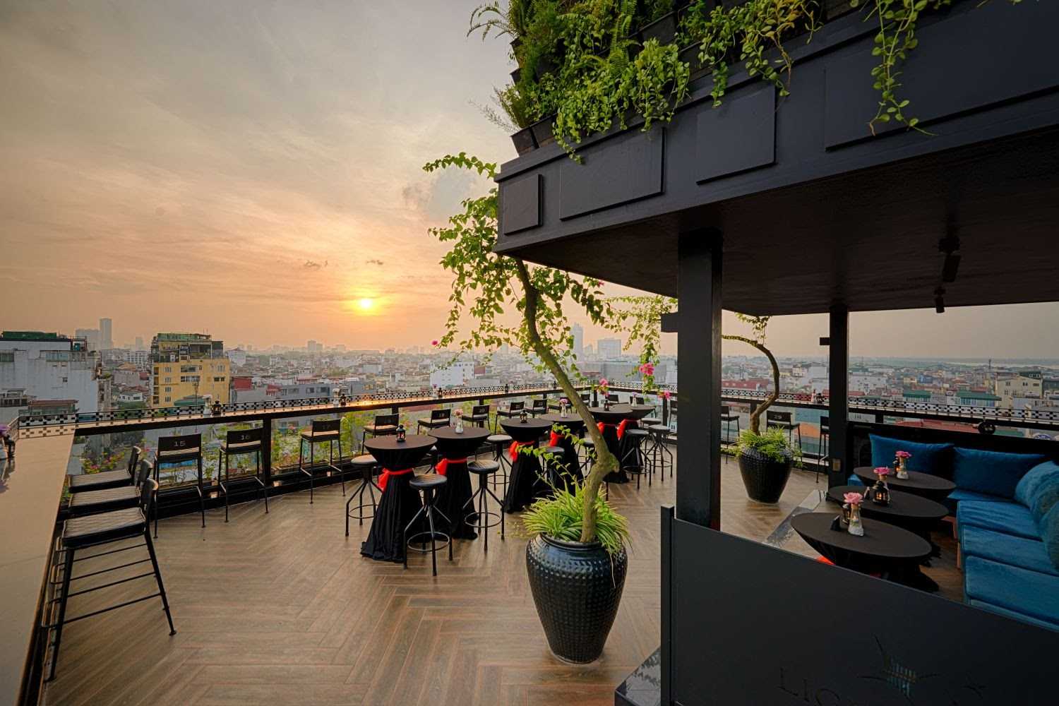 hanoi rooftop bars - lighthouse bar sunset