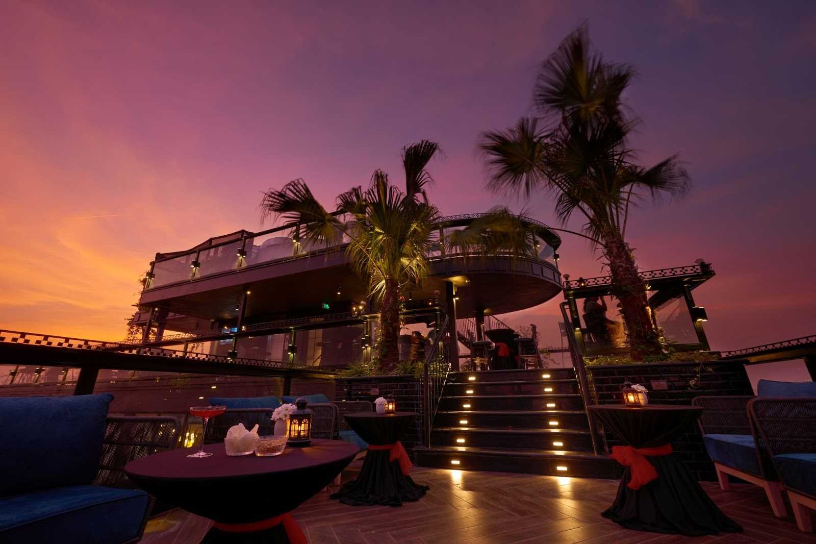 hanoi rooftop bars - lighthouse bar twilight