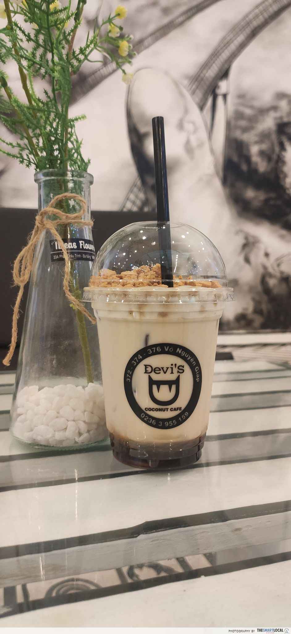 instagram-worthy cafes Đà Nẵng - devis coconut drink