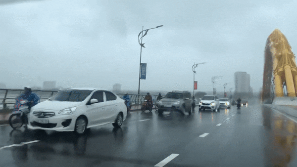 Typhoon Danang_car drivers help motorcyclists