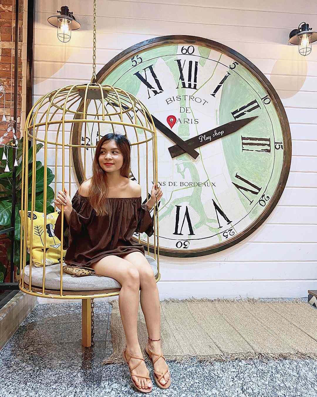 instagram-worthy cafes Đà Nẵng - goblin cafe bird cage