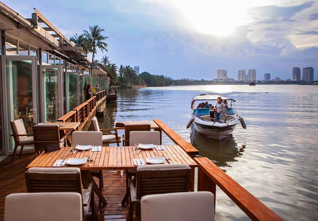 Saigon riverside restaurants_the deck