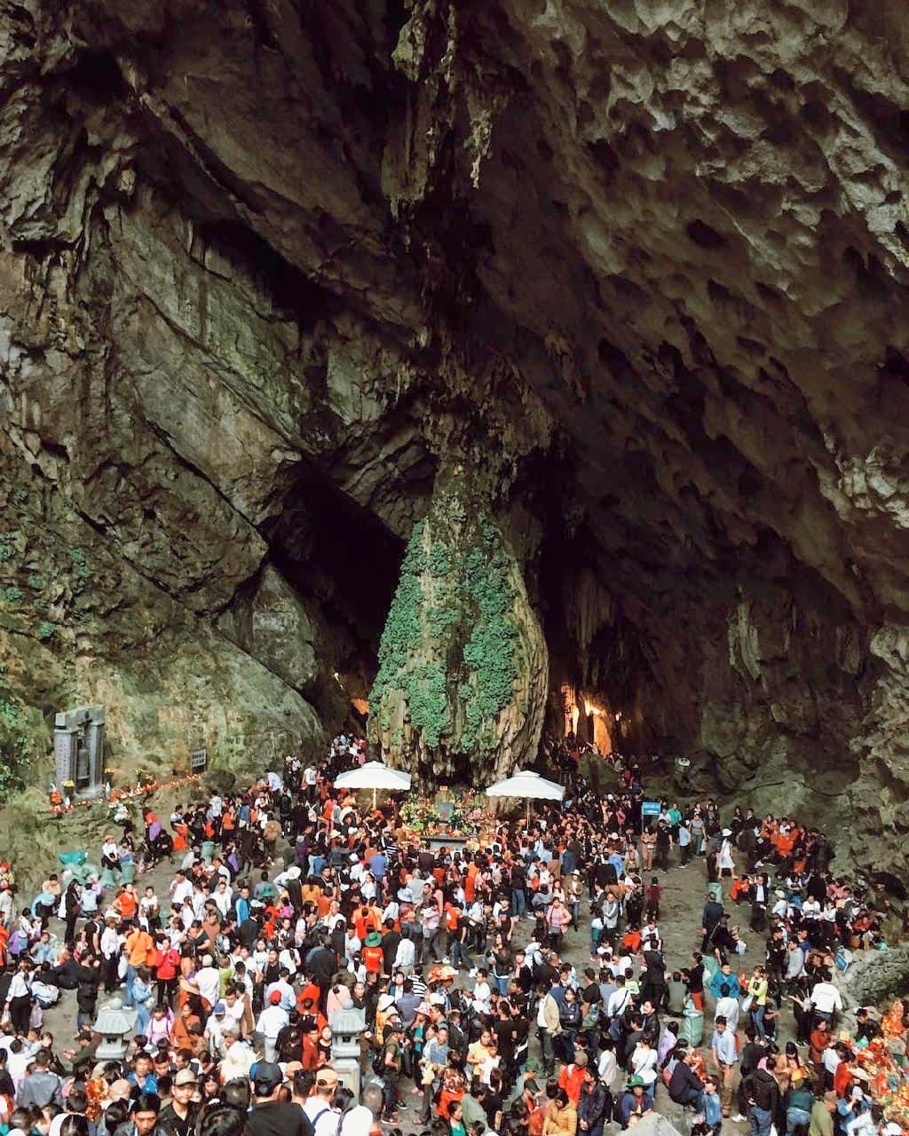 Vietnam pagodas - Hương Tích cave