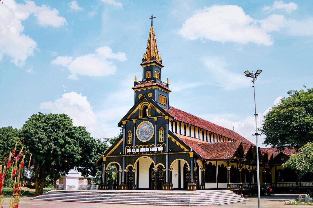 Vietnam cathedrals - kon tum wooden cathedral