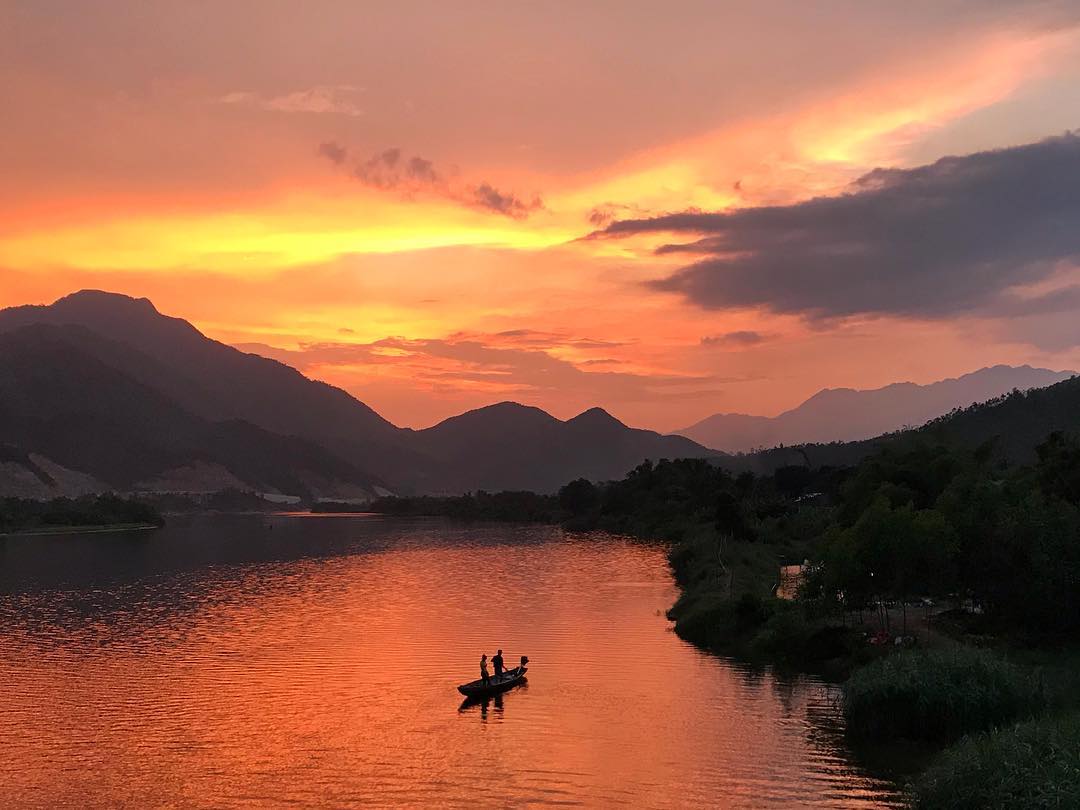 sunset spots in da nang - cu de river