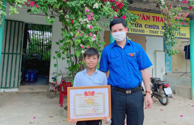 boy given certificate