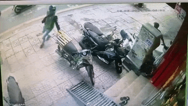 driver stops bike thief 3