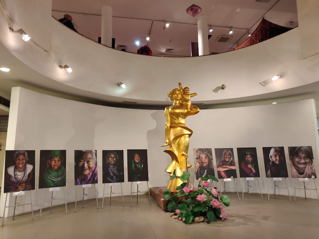 museums hanoi saigon - vietnamese women museum - gold statue