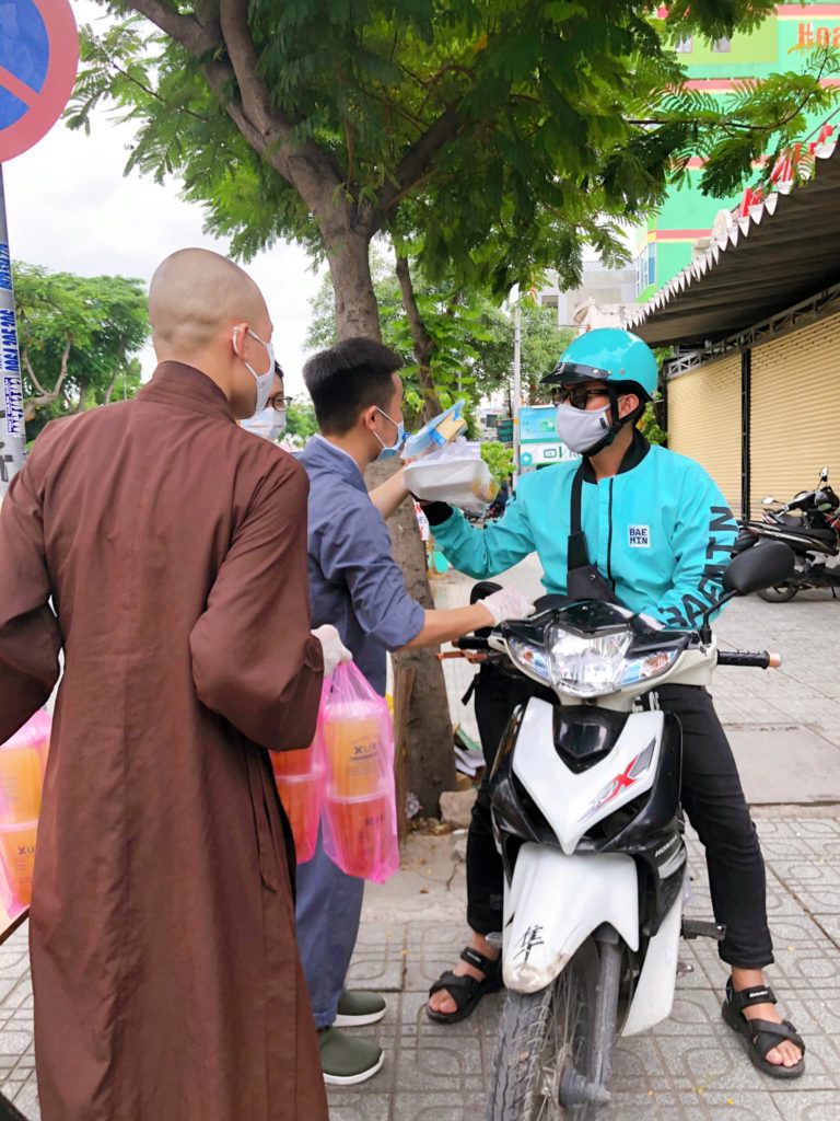 Delivery Rider Receives Food & Masks, Returns The Favor With Drinks