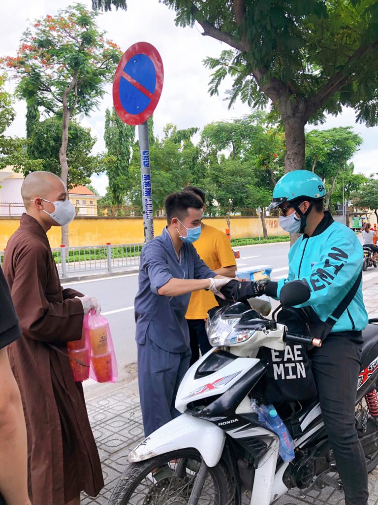 Delivery Rider Receives Food & Masks, Returns The Favor With Drinks