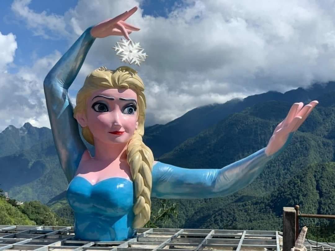 Elsa statue Sapa
