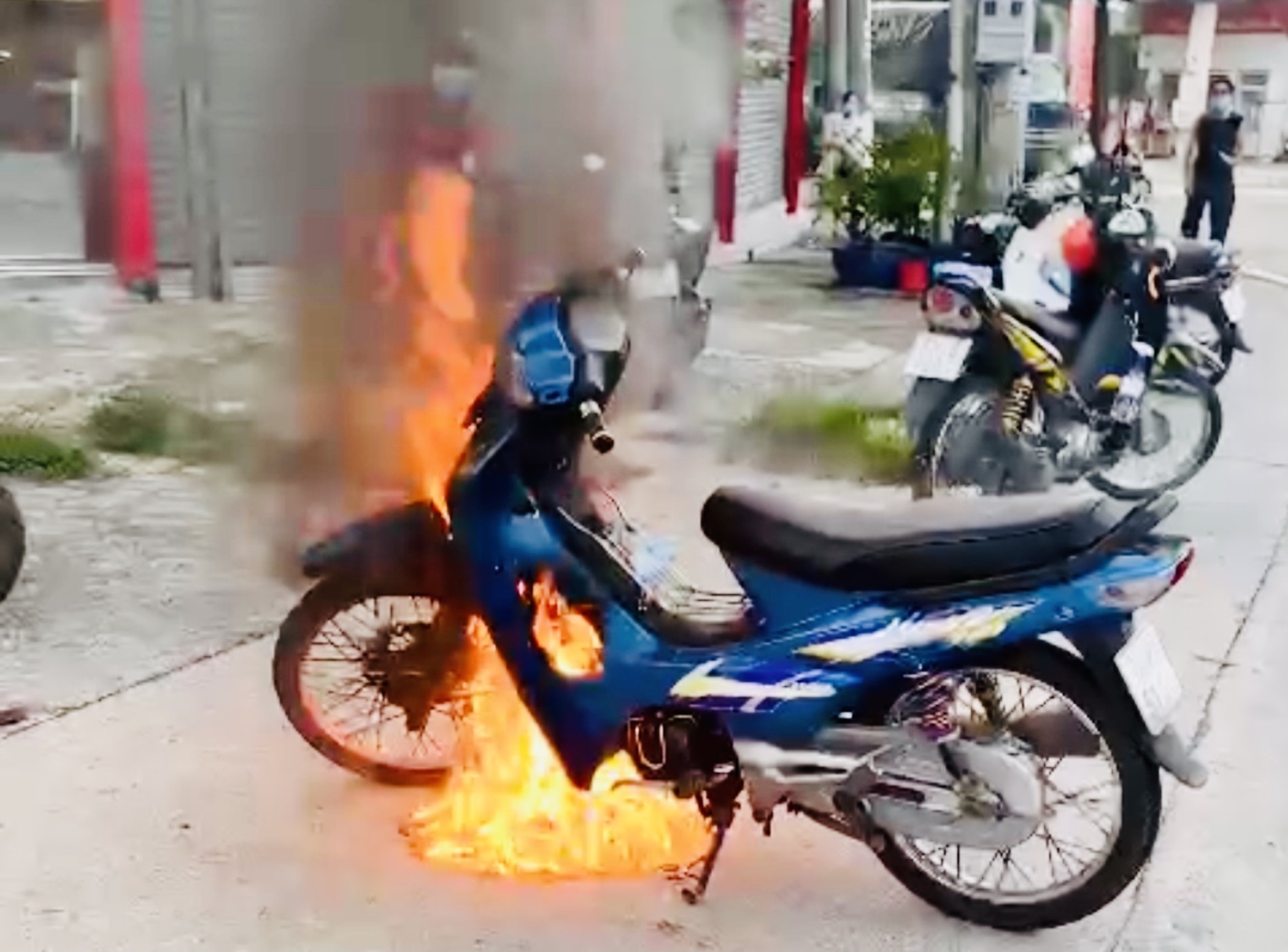 man torches bike