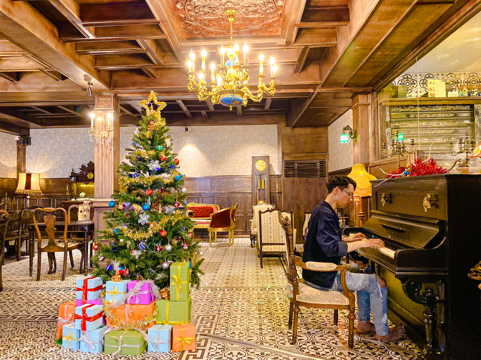 Christmas-themed cafés in Saigon - cafe paul 193 piano and tree