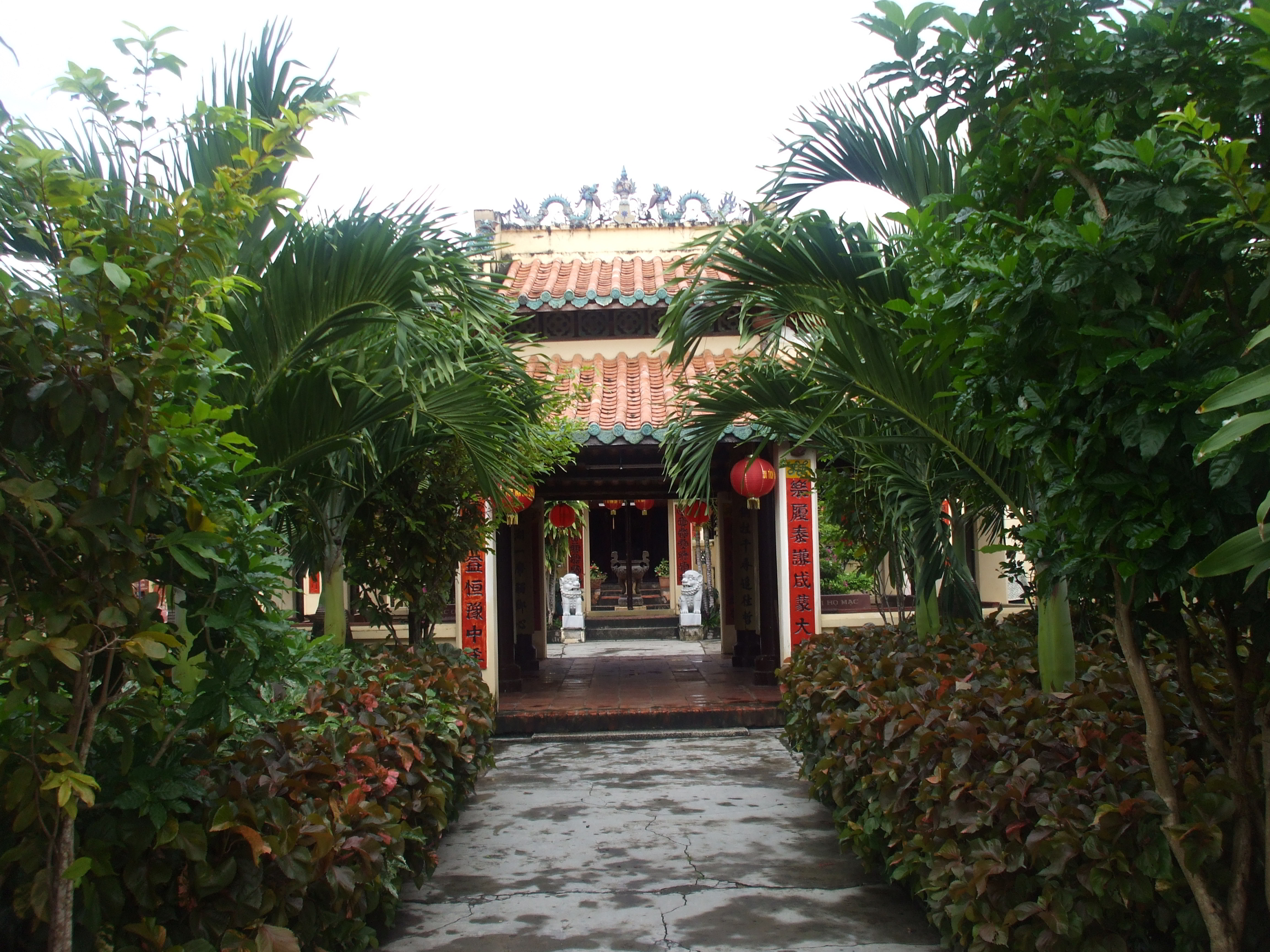 Mac Cuu Mausoleum Pathway