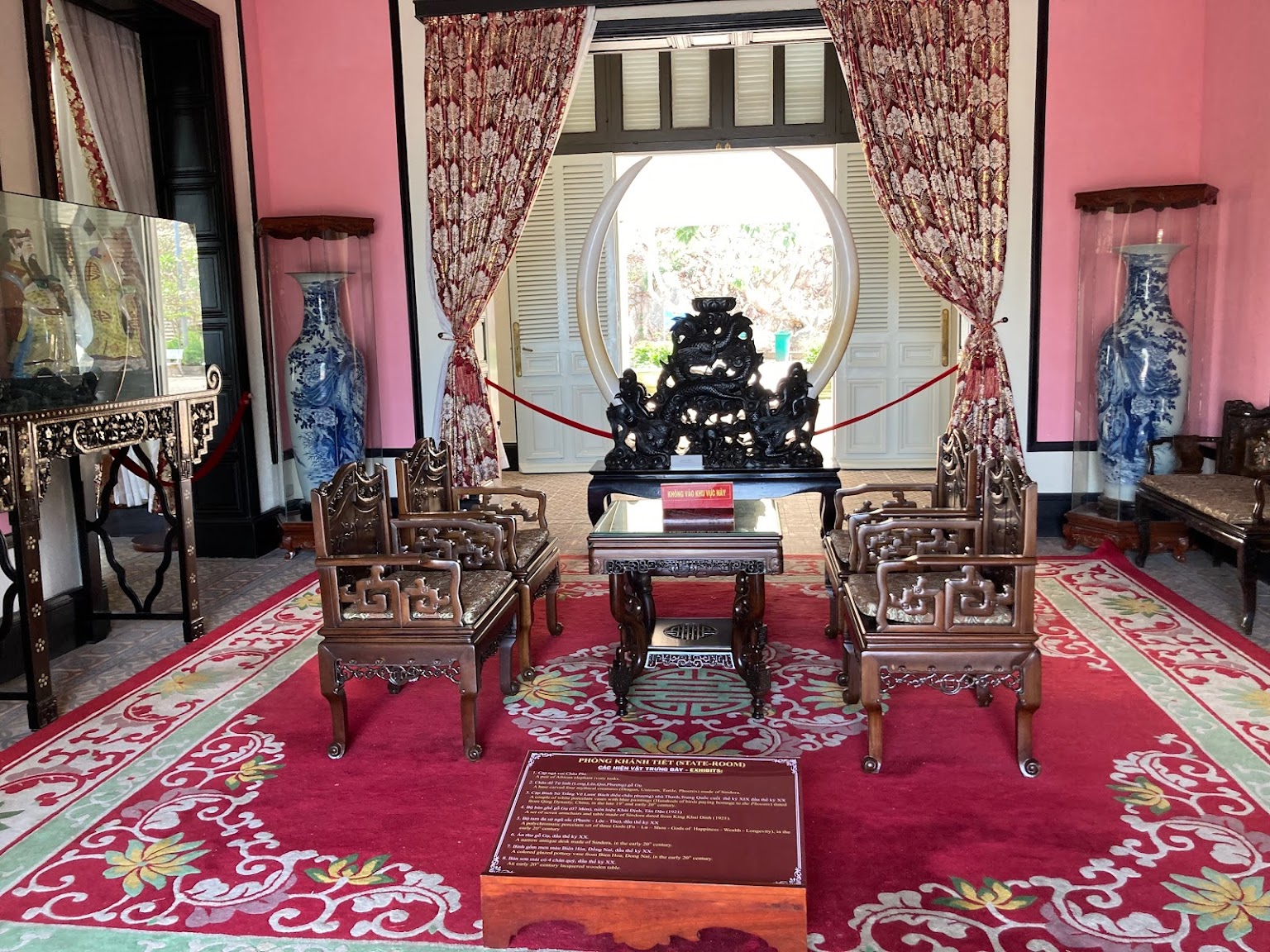 Bach Dinh - Royal sofa