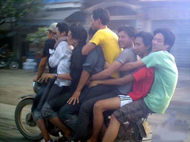 culture shocks vietnam - people on motorbikes