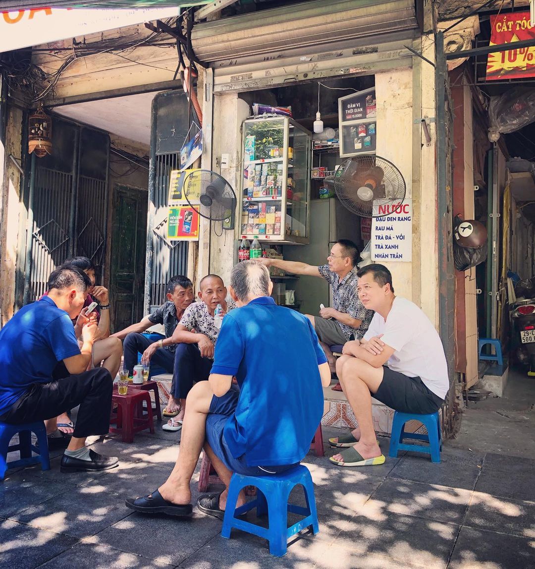 culture shock vietnam - streetside drink