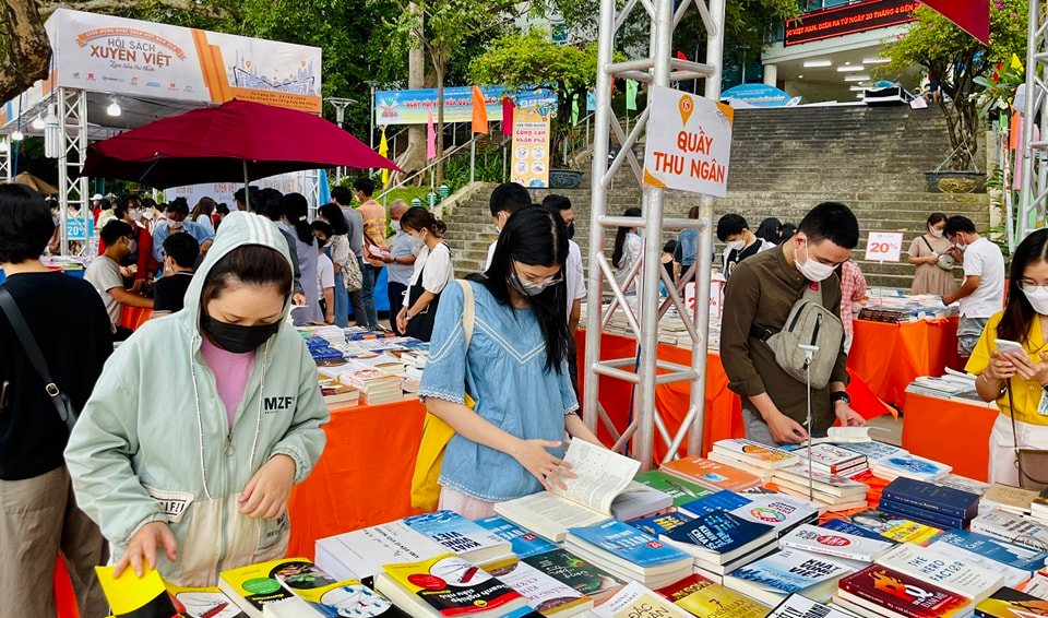 Hội sách xuyên Việt_books and people