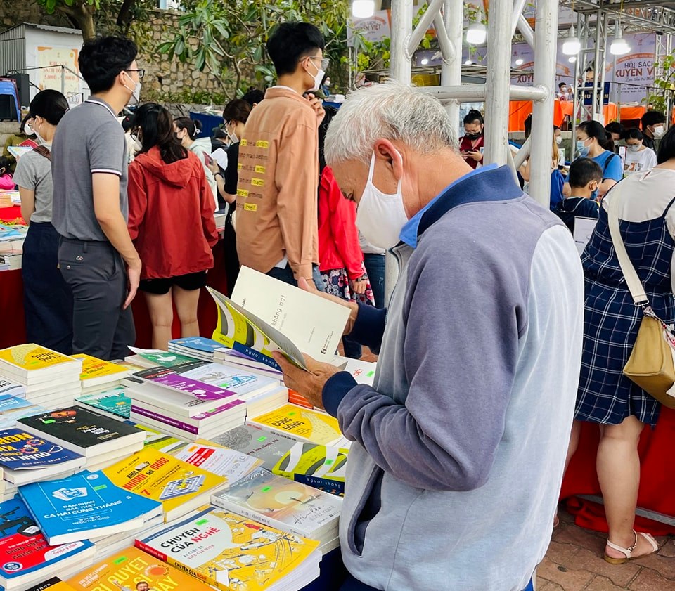 Hội sách xuyên Việt_Old man reading books