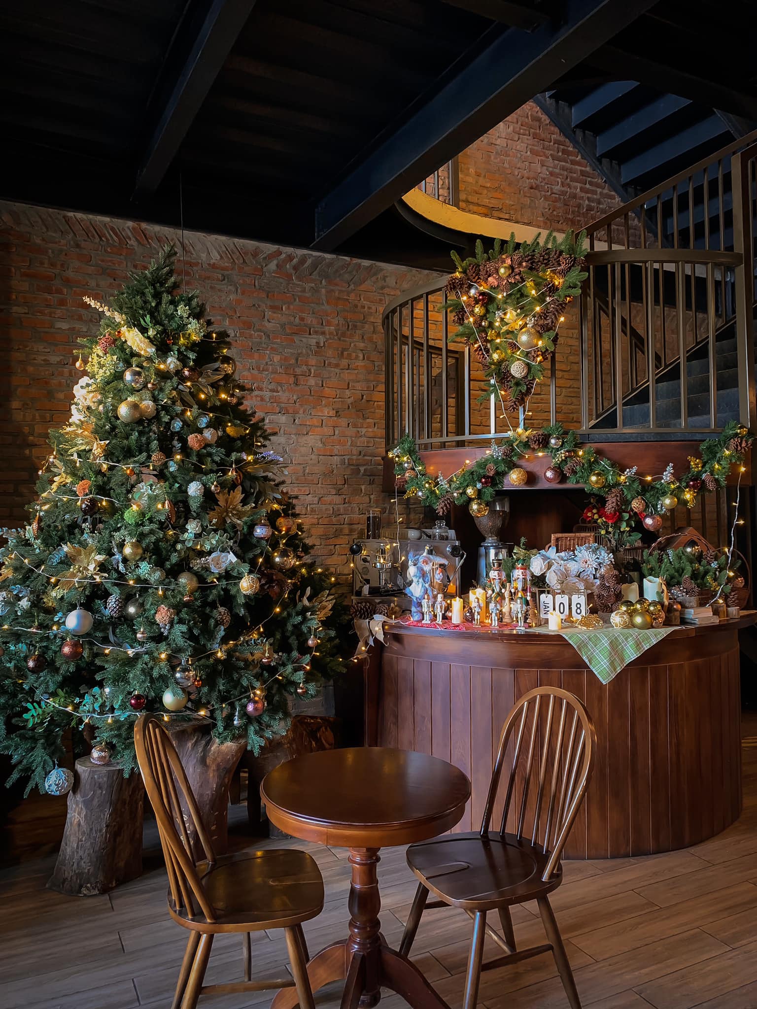 christmas cafes da nang - ante indoor tree