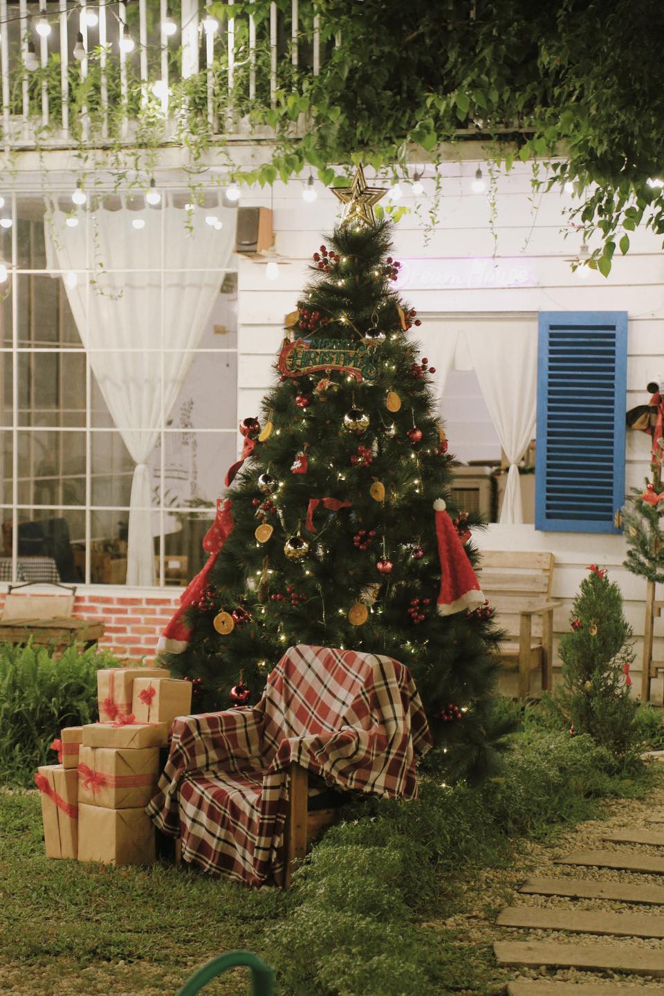 dream house outdoor christmas tree