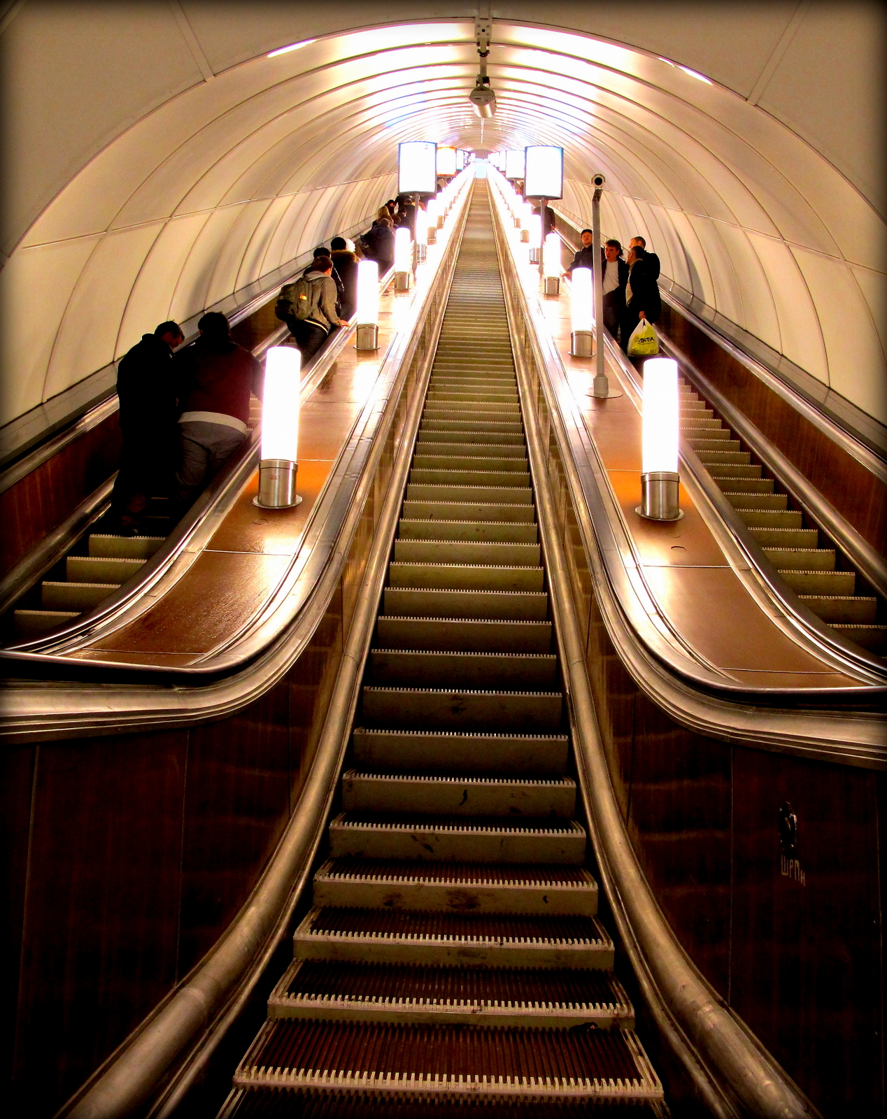 Эскалатор в метро спб. Метро парк культуры эскалатор. Метро Питер эскалатор. Метро Нарвская эскалатор.