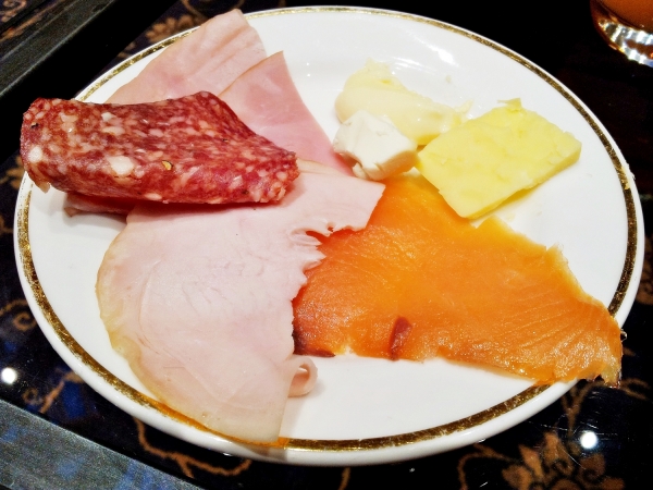 b2ap3_thumbnail_Street-Food---Cheese-Platter-With-Salmon-Turkey-Ham-Salami-Camembert-Chedder-Cream-Cheese.jpg