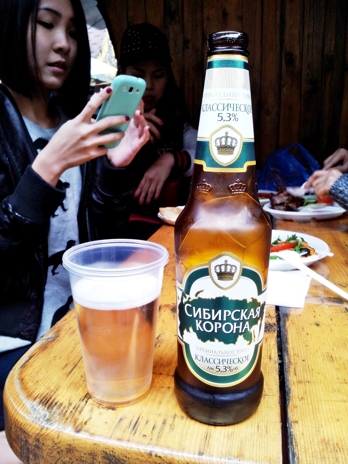 Парка пивная. Сибирская корона 1.5. Пиво корона на столе. Пиво корона в руке.